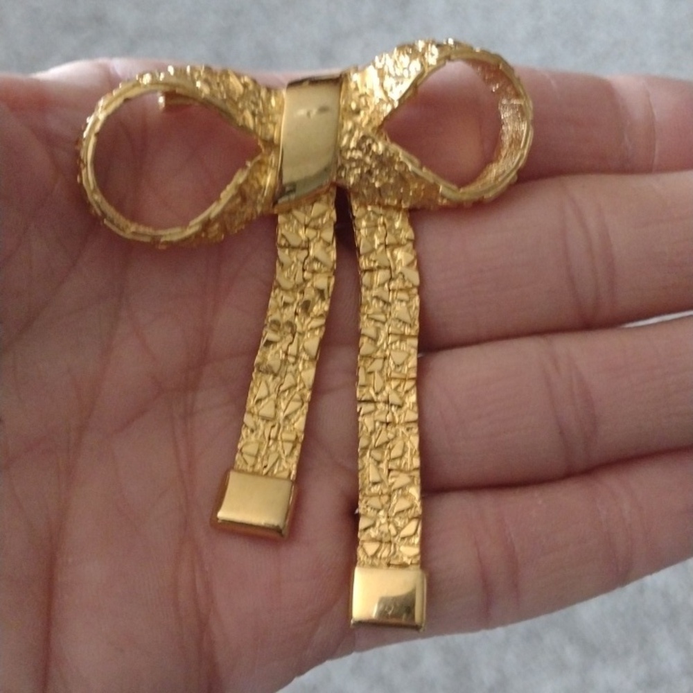 VINTAGE 80s GOLD-TONE NUGGET DESIGN FLEXIBLE BOW RIBBON 3" BROOCH PIN - Picture 4 of 9